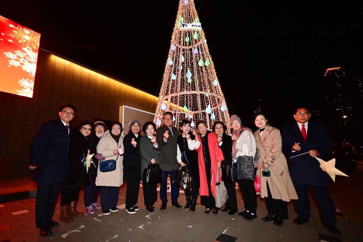 연수구가 주최하고 연수문화재단이 주관하는 2025 크리스마스트리 문화축제 점등식이 지난 27일과 28일 연수구 제2청사와 본청에서 각각 개최됐다